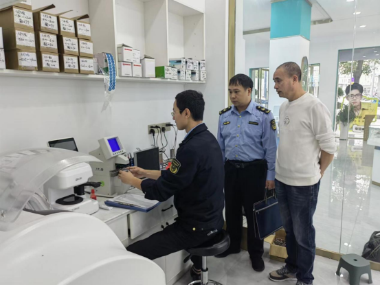 铅山县市管局开展验配眼镜店计量器具检定和专项检查 深化计量技术服务